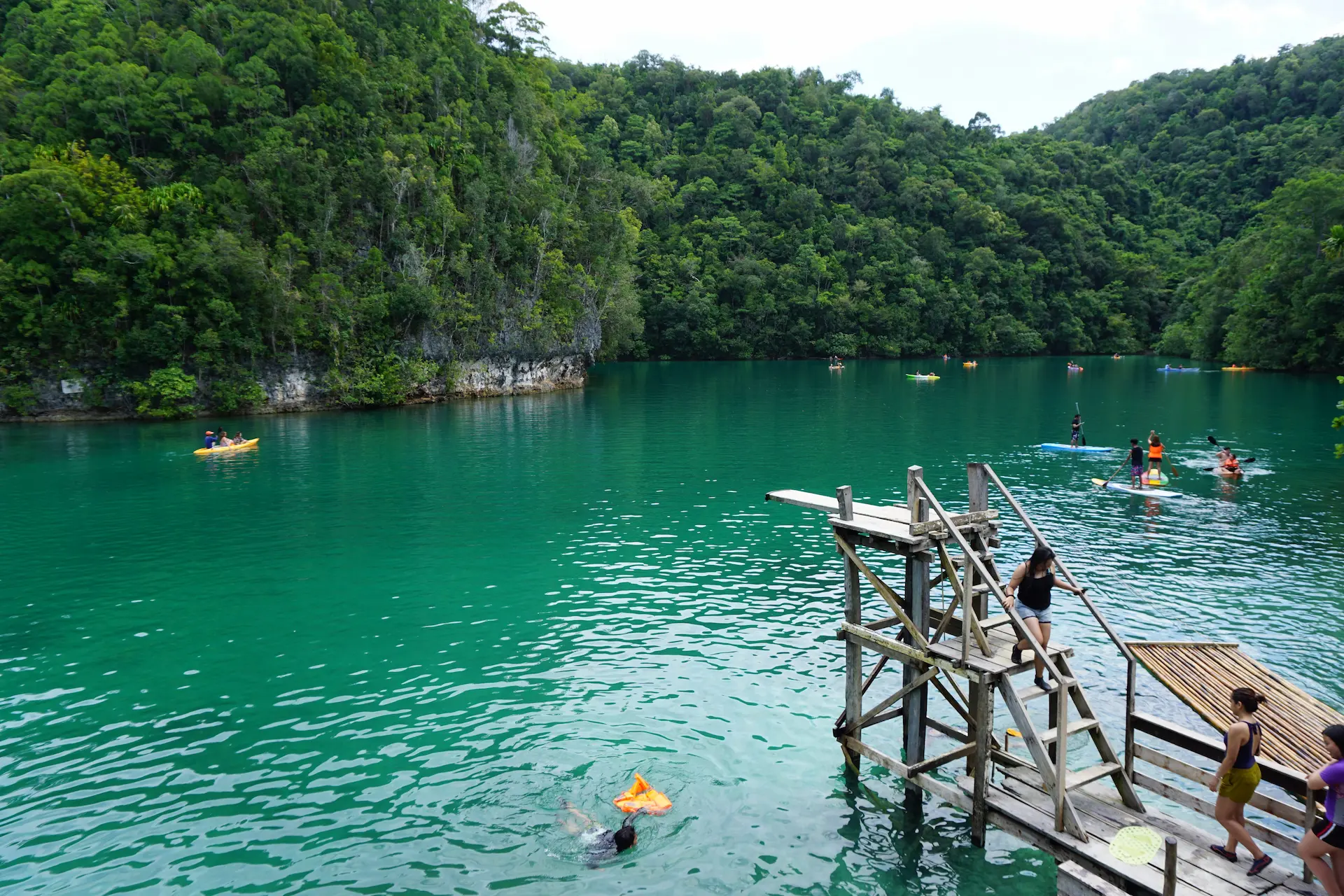 Diving board over the turquoise waters of Sugba Lagoon