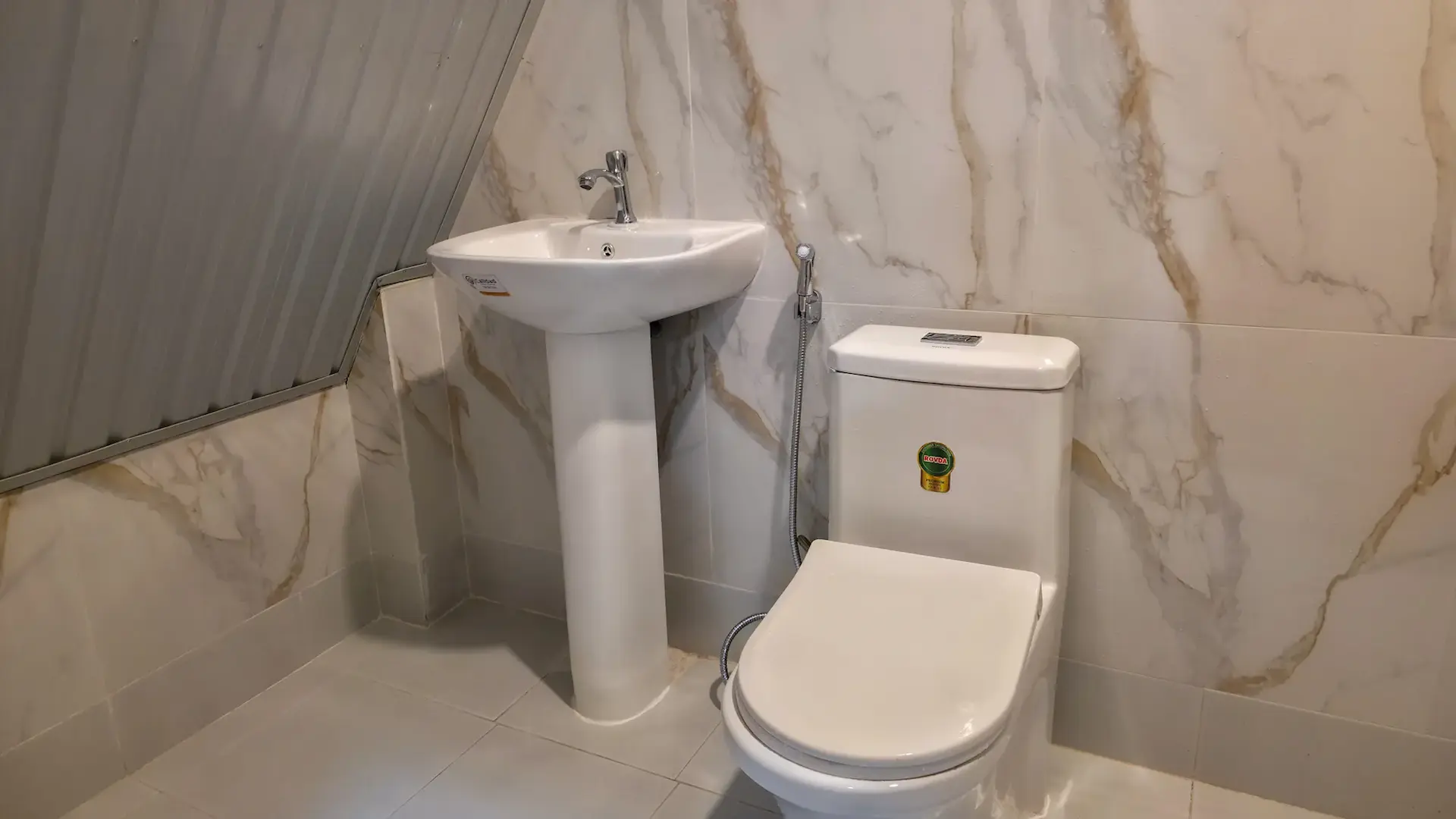 Twin A-Frame Room bathroom with bidet and toiletries provided